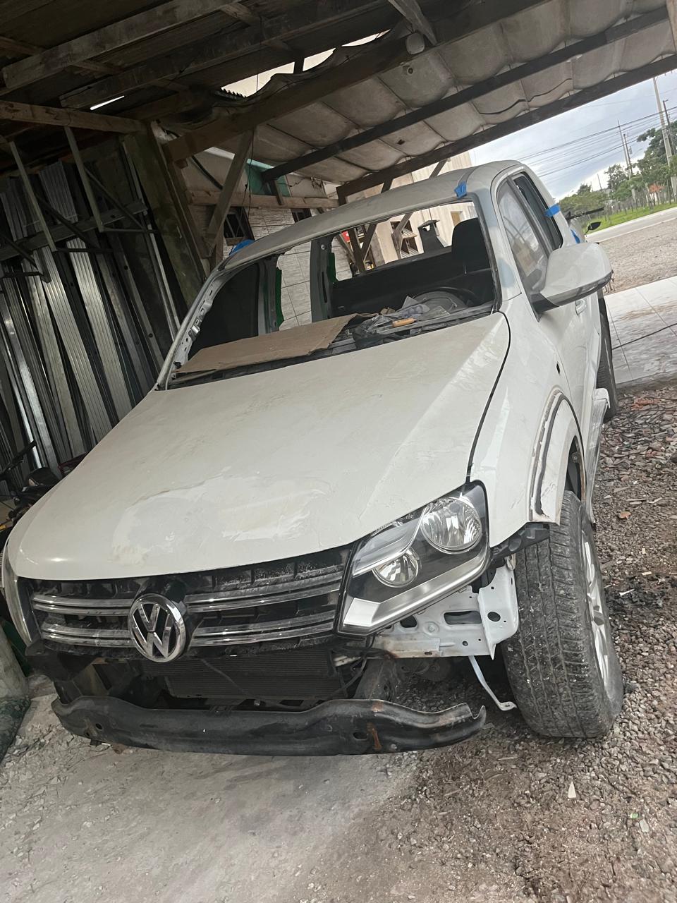 Veículo branco durante o processo de funilaria