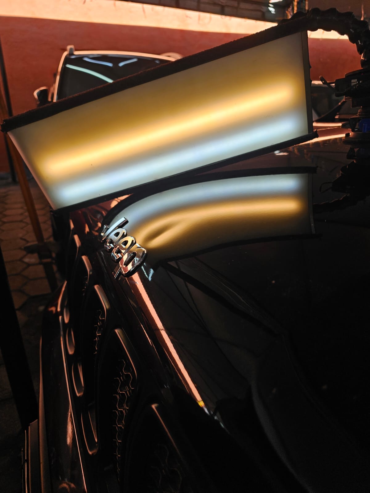 Capô preto de Jeep antes do reparo com placa refletora